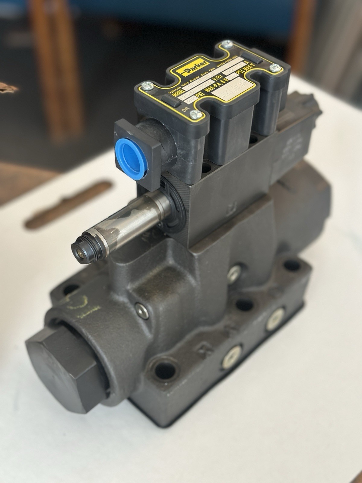 PARKER D61VW1C4NYCF 110/120V 1500/3000PSI NSNP D1VHW4CNYCF Old Stock