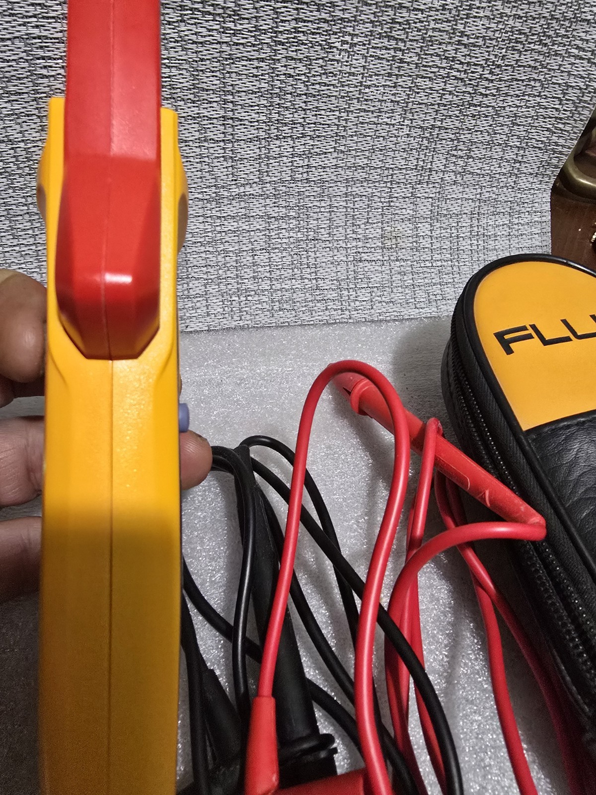 Fluke 323 True RMS Clamp Meter CAT III 600V 400A 4000 Count w/ Leads Case