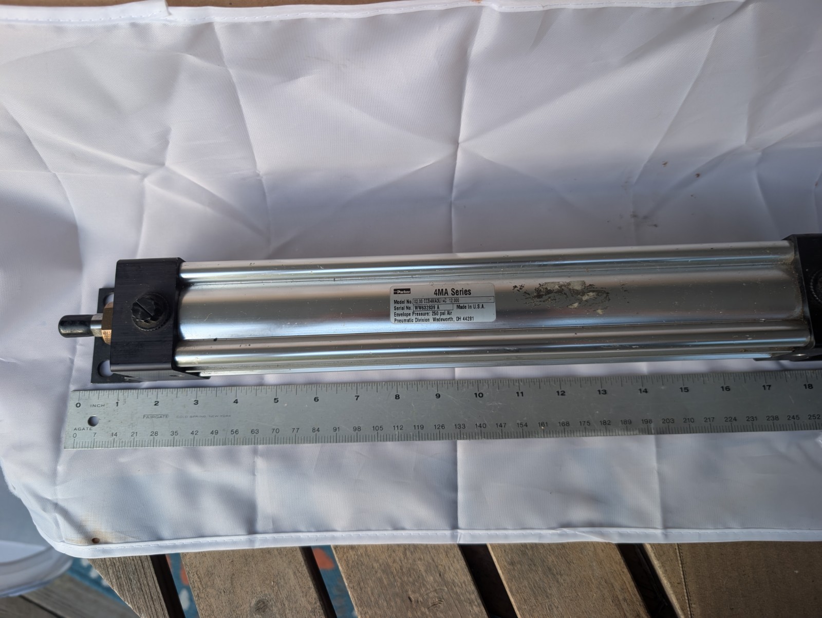 PARKER 4MA SERIES 02.00 CCB4MA3U 14C 12.000 250PSI,with MOUNTING FEET PICTURES