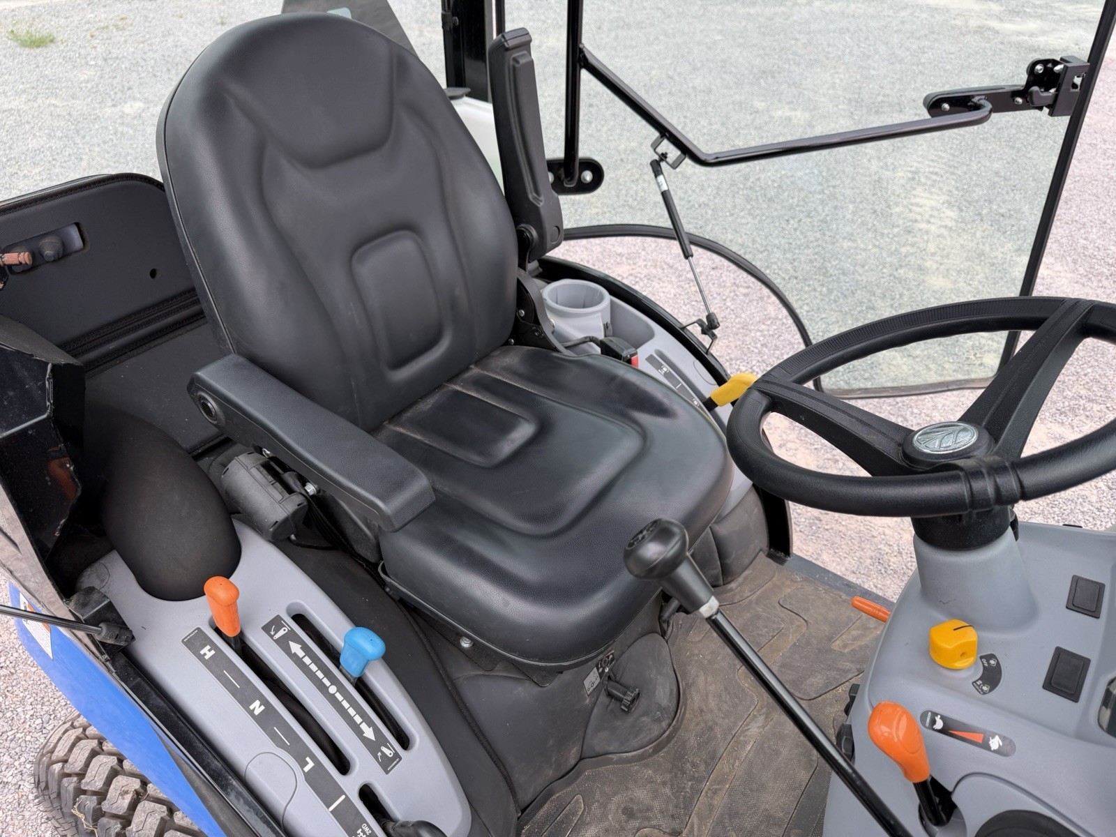 UNUSED 2023 NEW HOLLAND WORKMASTER 25S- ENCLOSED CAB W/ HEAT- LOADER- ONLY 9HRS!