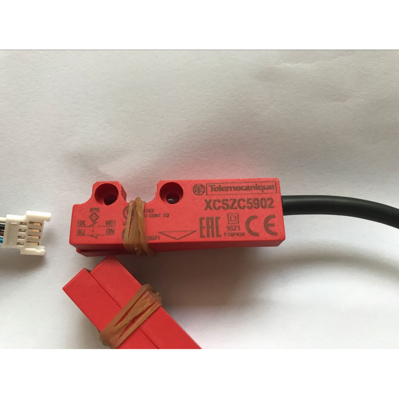 one New Schneider XCSZC5902 Coded magnetic switches Fast Shipping