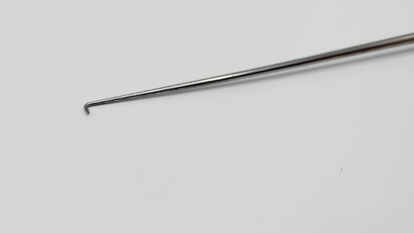 Aesculap MA181R Day Ear Hook Small 2.0mm Angled 90° 6-1/4″ NEW