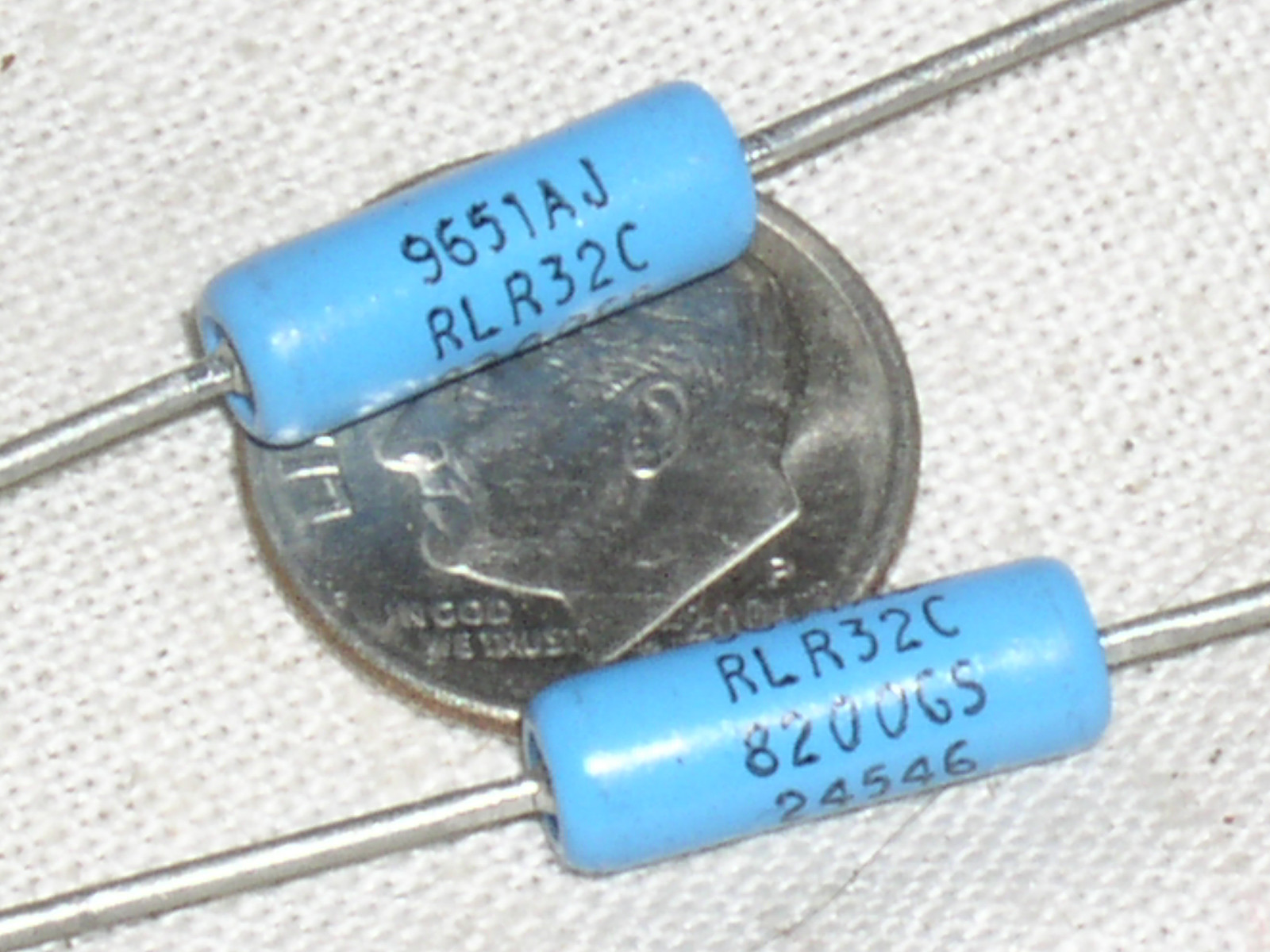2 NOS BRAND NEW DALE RLR32C RLR32C8200GS MIL MILITARY RESISTOR 820 OHM MF 1W 2%