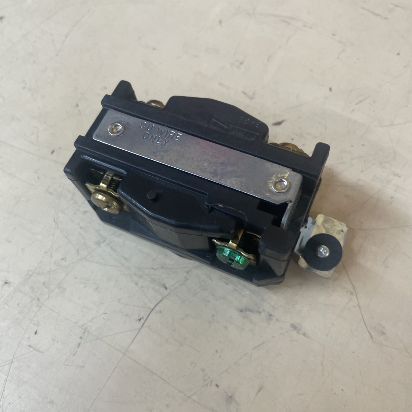 Cooper Arrowhart AHL1630R Hart Lock Single Receptacle L16-30R 3P 30A 480V