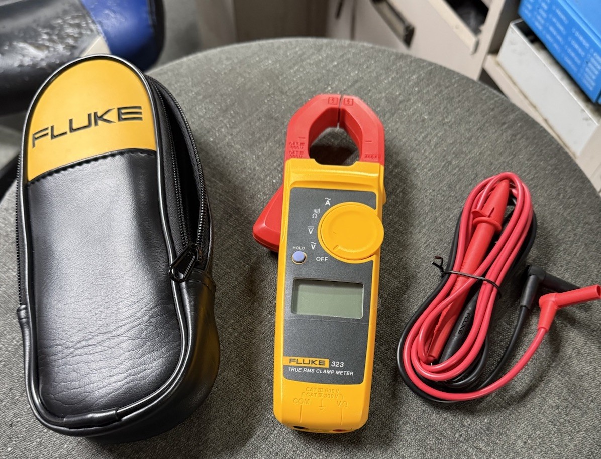 Fluke 323 True RMS AC DC Current & Voltage Tester W/ Bag