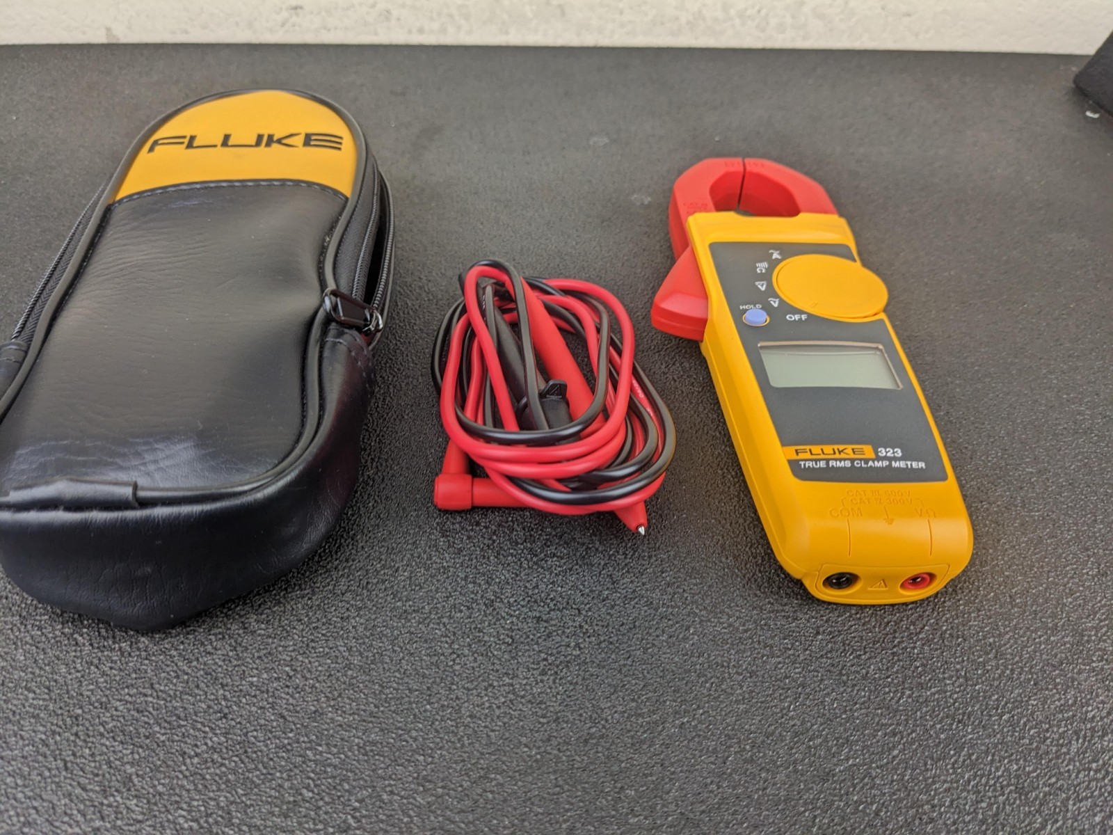 #bp048 Fluke 323 400A AC 600V True-RMS Clamp Meter New