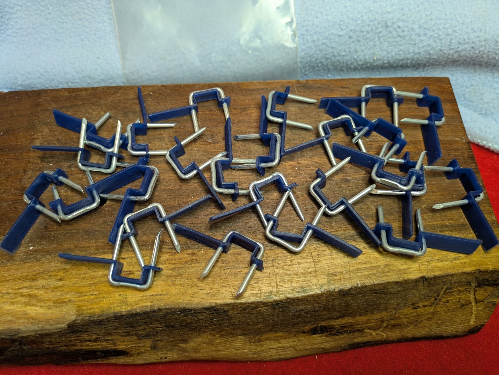 (50) EZ Cable Staples Insulated 5/8″ X 1″ NOS Easy To Use!