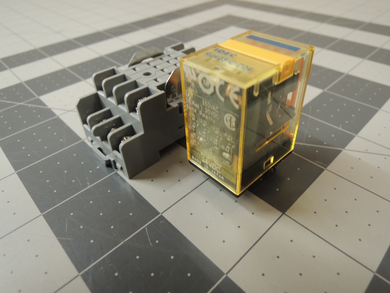 IDEC RU42S-C-D24 Relay, 4PDT, Bifurcated contacts, 3A, 24VDC, Indicator w/ Base