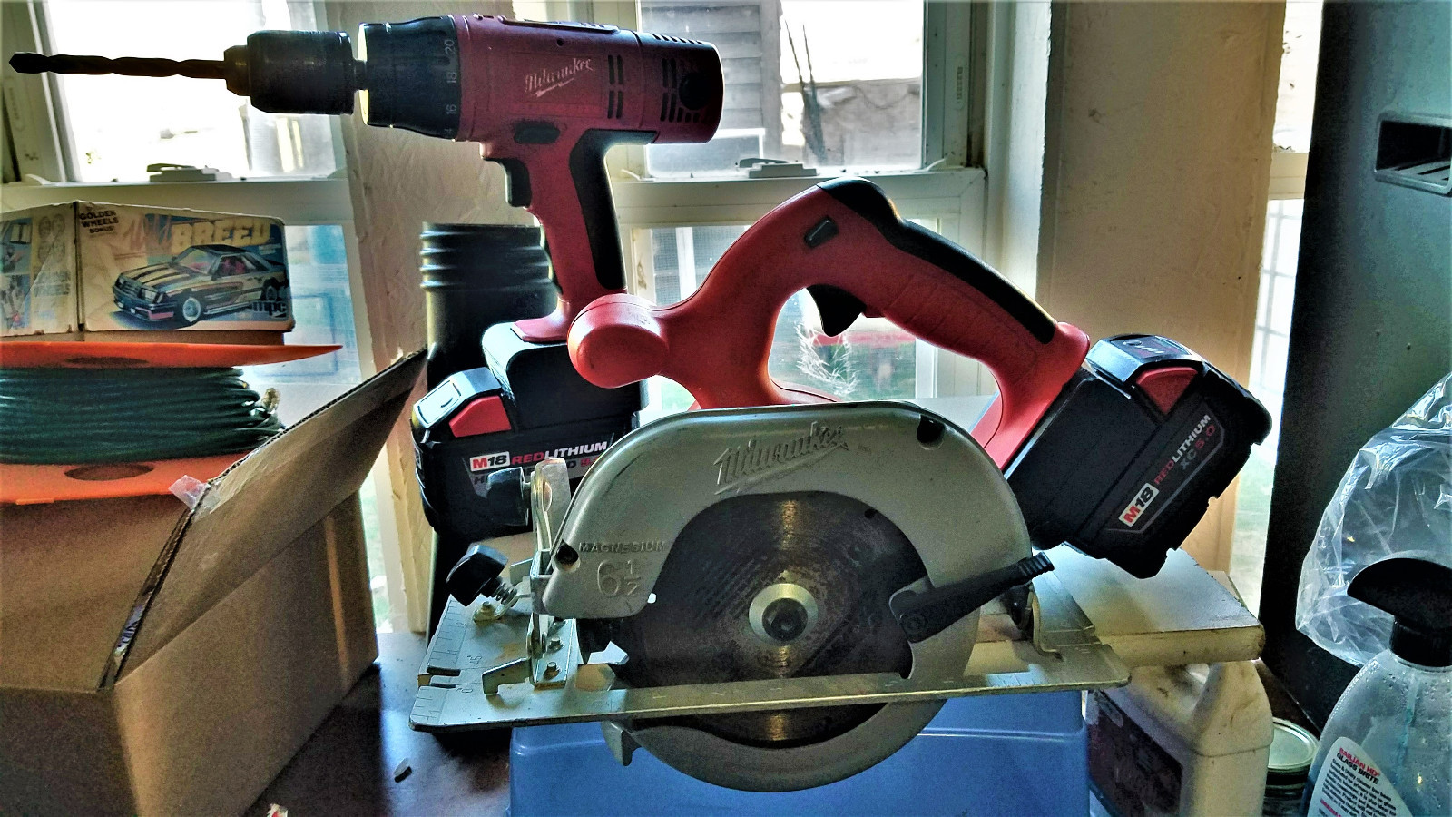 Milwaukee M18 Lithium battery to V18 Lithium tool adapter