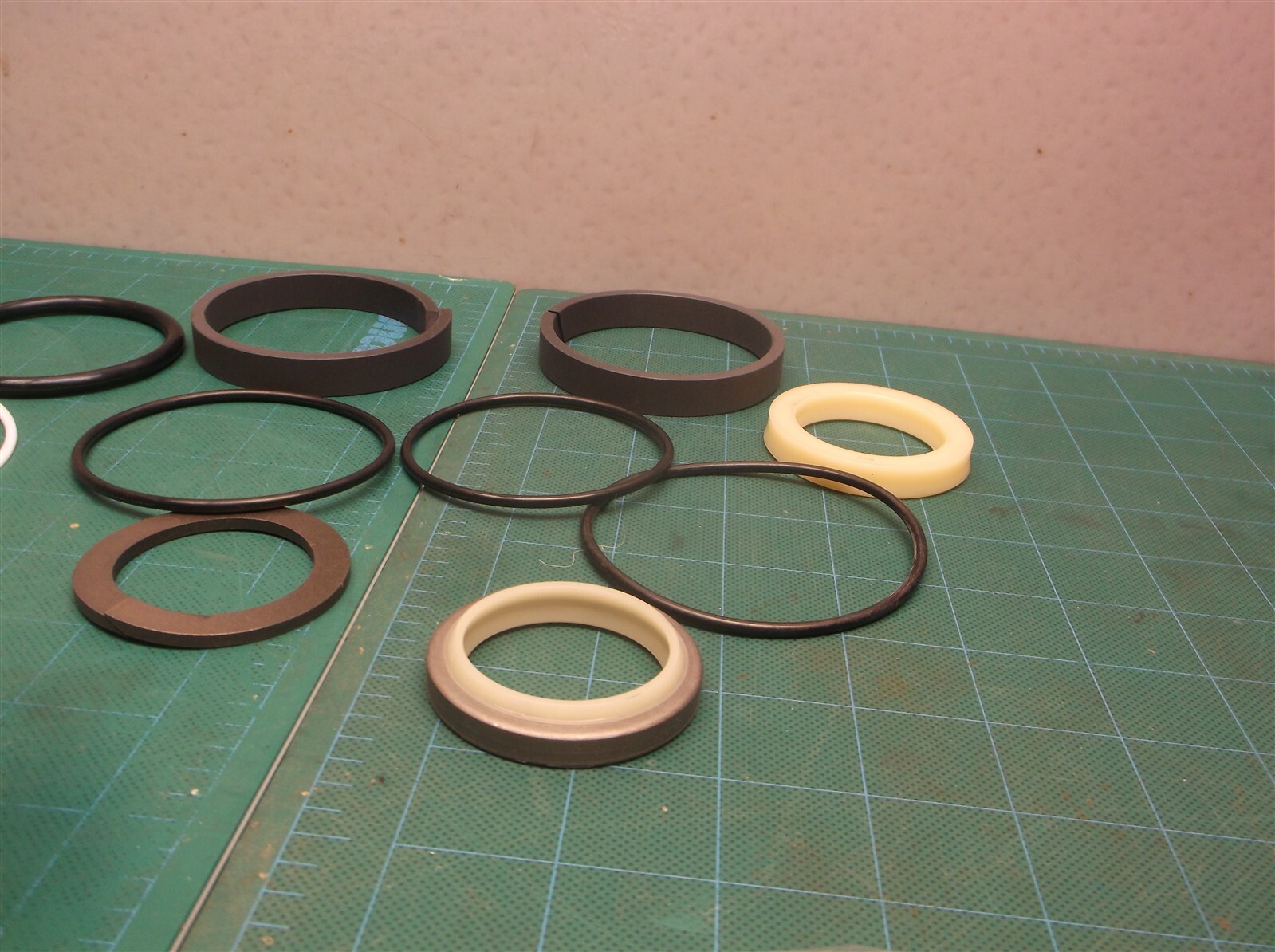 PM01V00044R300 Swing Cylinder Seal Kit Fits Kobelco SK25SR-2 40.00 x 75.00mm