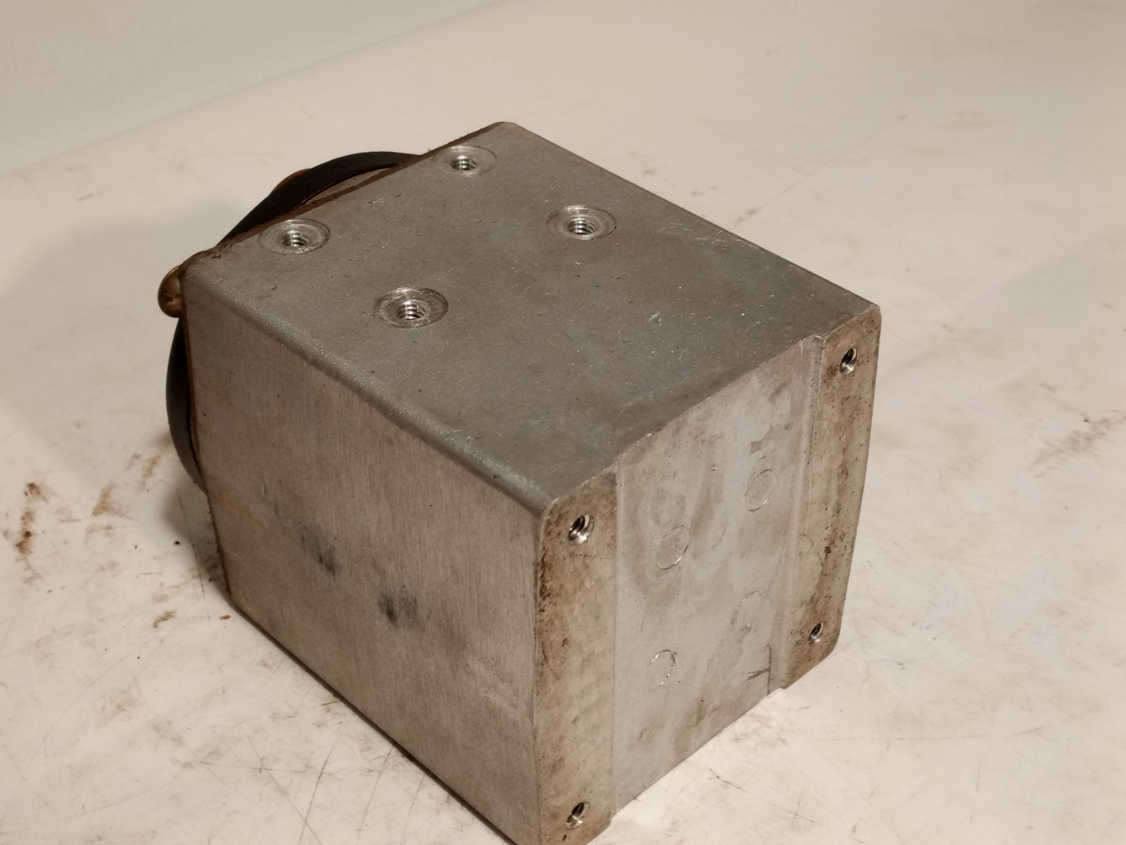 Bijur PJD-R central lubricating pump reservoir unit as shown in pictures