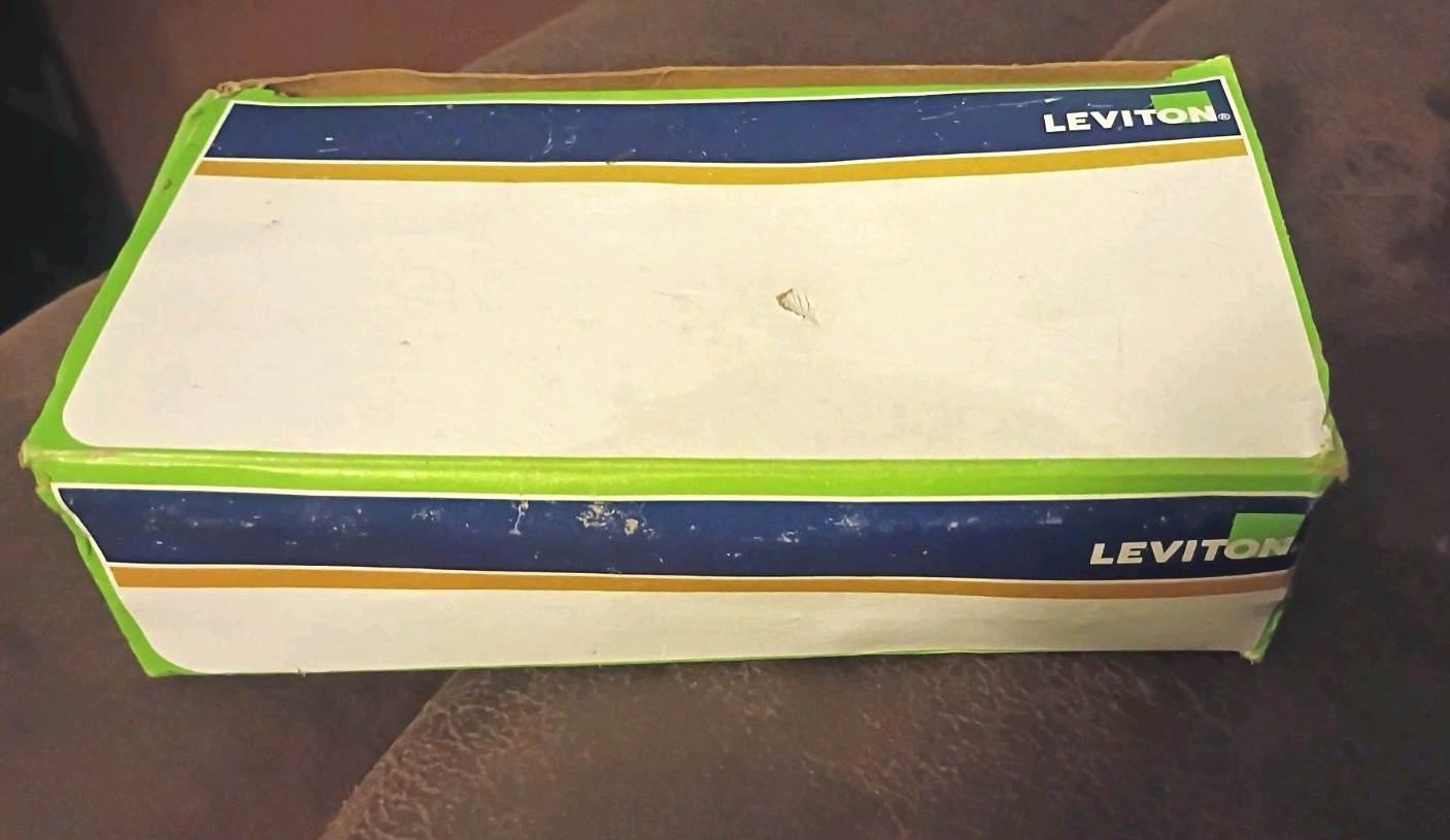 Box of 10 Leviton 5362-S1W 20A-125V Half Controlled Receptacle Industrial Grade