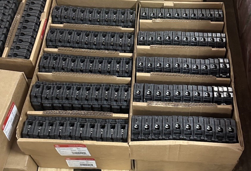 NEW GE THHQB1120 Circuit Breaker Bolt-On Line 120/240 Volt AC Per Piece