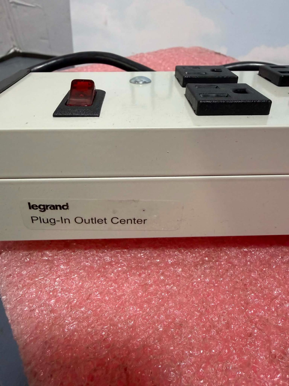 Legrand UL210BC 10 Plug-In Outlet Center Lighted Power Strip 120VAC NEMA 5-15 6f