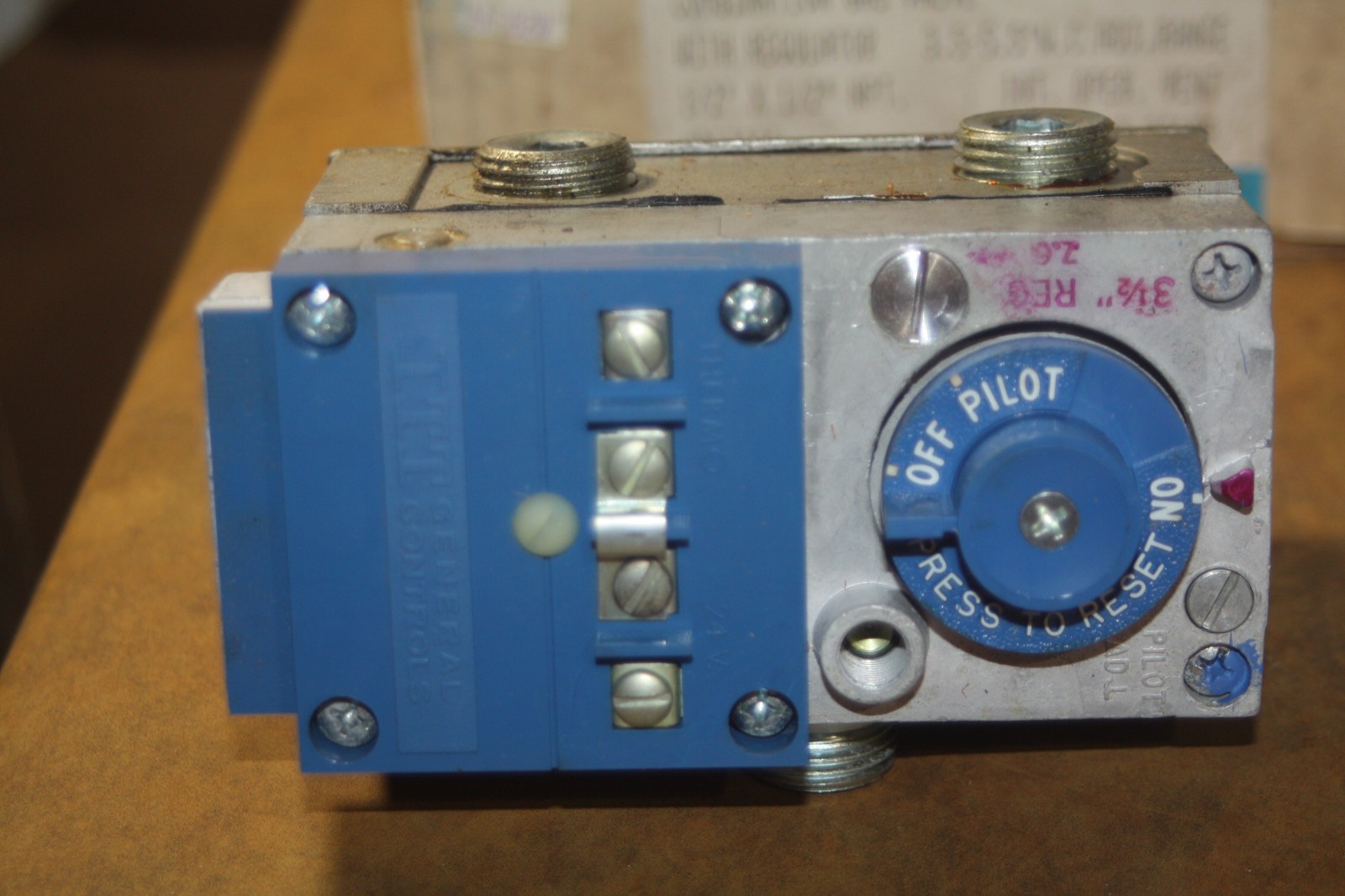 NOS ITT B57RA68 Midgitrol Mark II 24V Combination Gas Valve w/ Regulator
