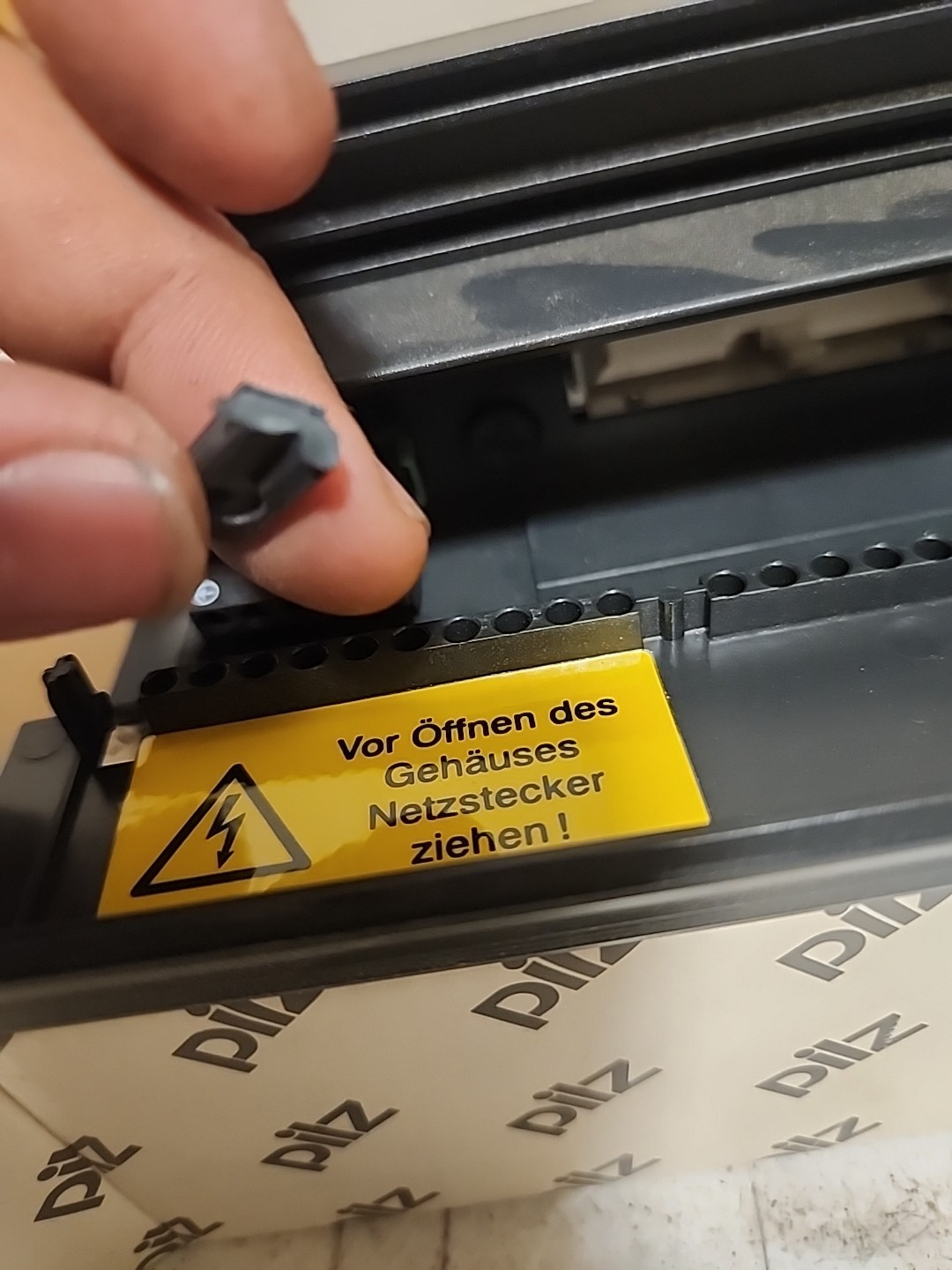 Pilz P10 PS NETZEIL FUER BEM+BM V 304050 Power Supply Module 115/230VAC 175.0W