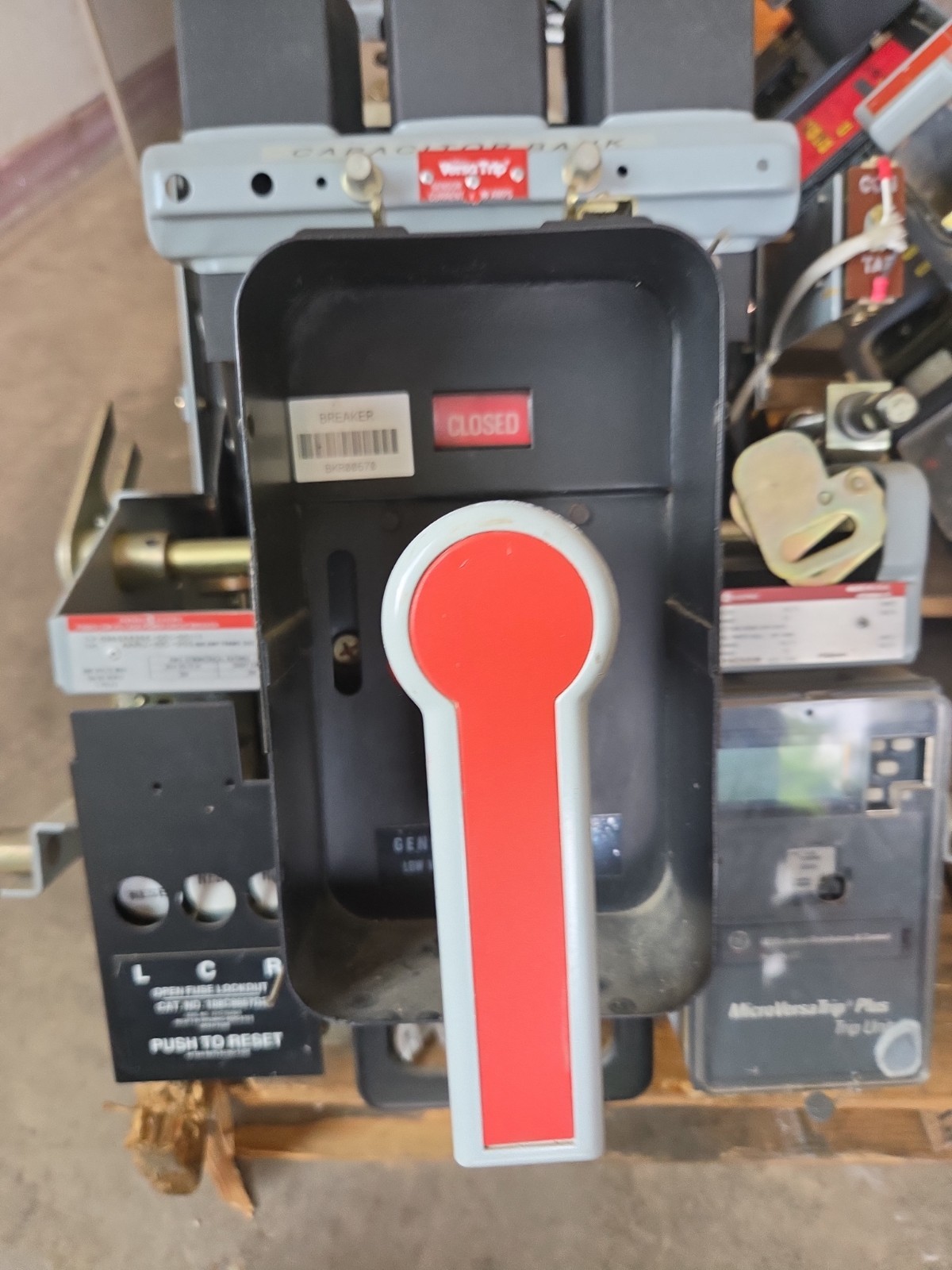 GE AKRU-10D-30 800A Fused Air Circuit Breaker LSI Trip Unit A208LSIPM 800 Amp MO