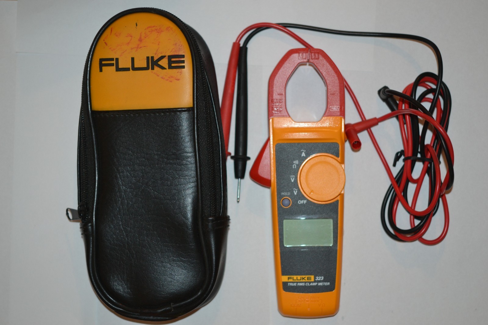 Fluke 323 True-RMS Digital Clamp Meter, 600V AC & DC Voltage With Caring Case