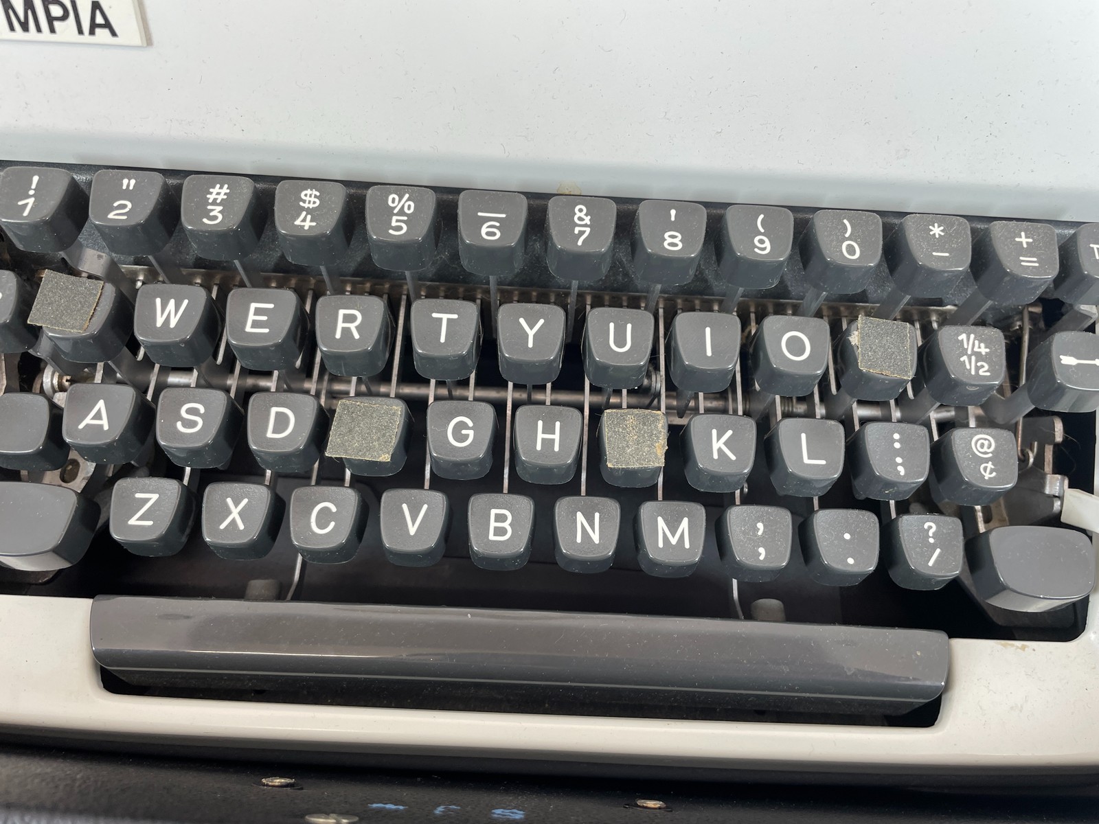 Vintage 1971 SM9 Olympia De Luxe Portable Manual Typewriter with Case WORKS