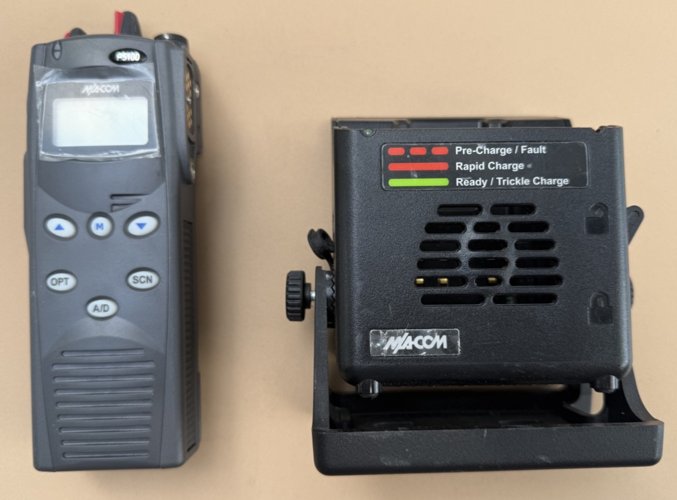 Harris Macom P5100 MAHM-S8DSX Portable Radio + VC3000 Charger + 7.5V Battery