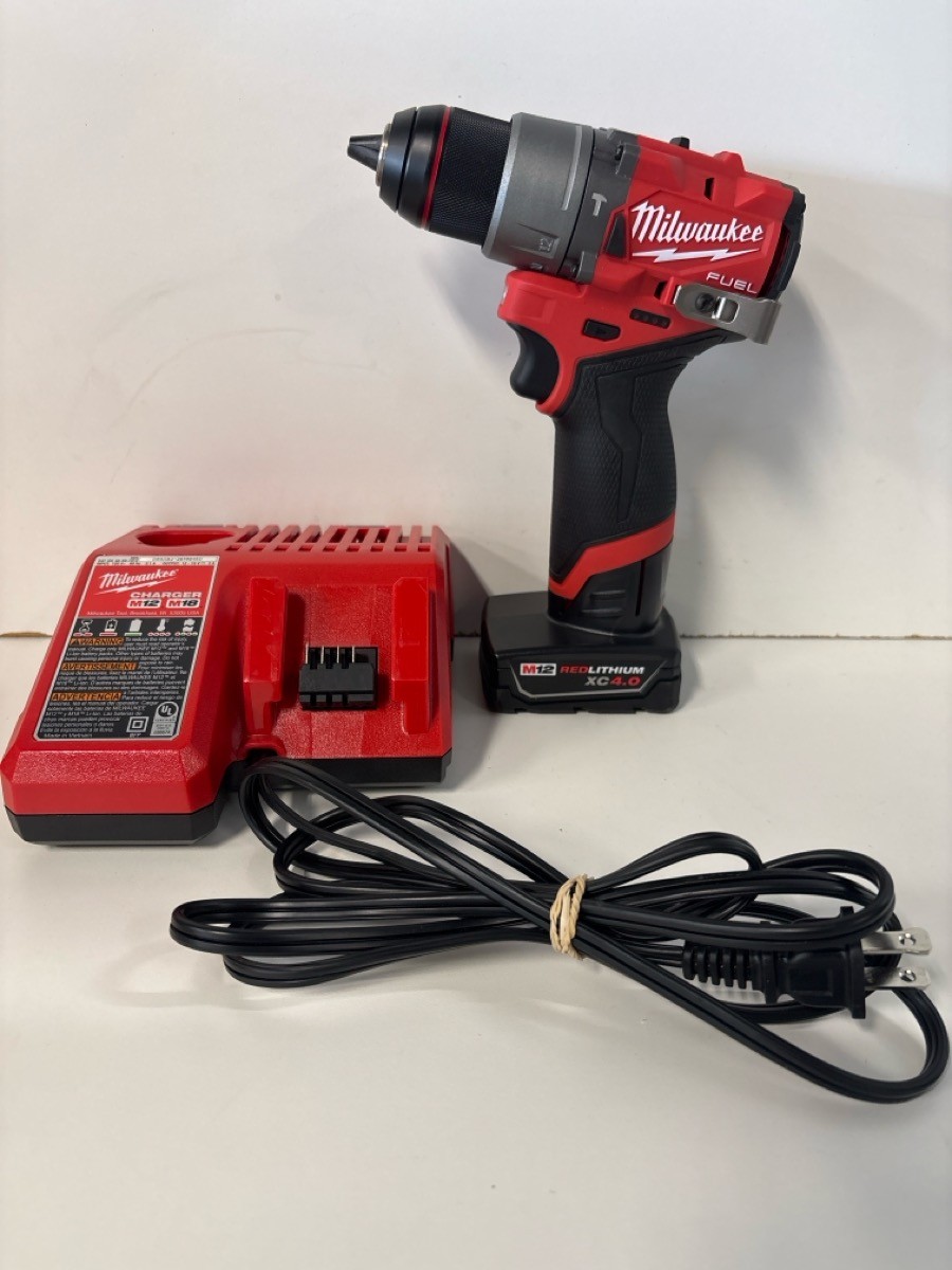 MILWAUKEE TOOLS 3404-20 1/2″ FUEL DRILL WITH XC4.0 BATTERY AND CHARG (P18027869)