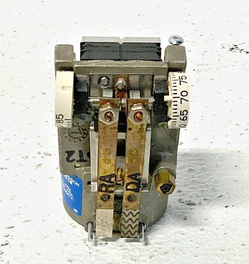 NEW Johnson Controls T-4756-201 Pneumatic Dual Temp Heat & Cold Thermostat 243G