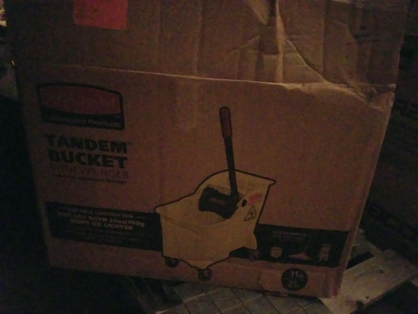 Rubbermaid Commercial Products Wavebrake 35Qt Side Press Bucket and Wringer used