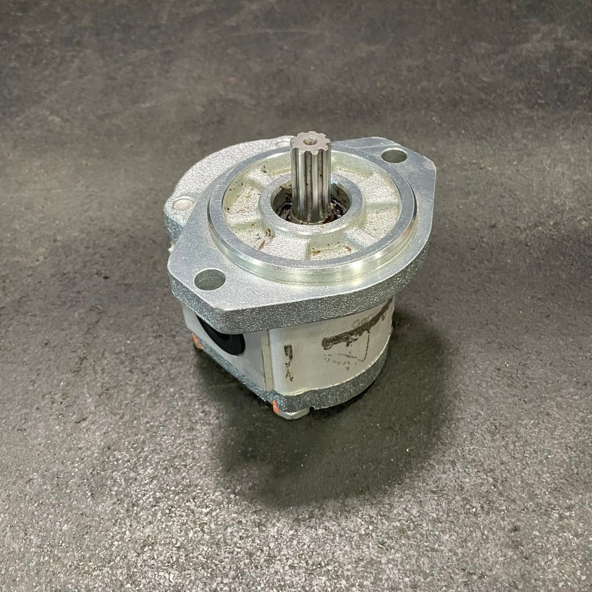 Genuine OEM Genie 231572GT 4CC CCW Hydraulic Gear Pump Replaces 96193GT TZ-50/30