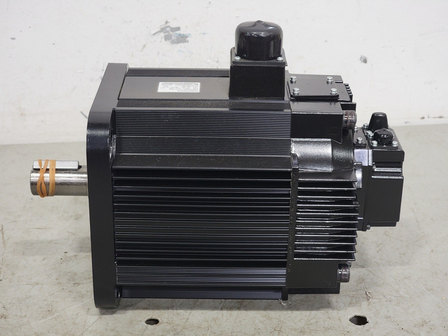 SURPLUS NEW Yaskawa SGMRS-37A2A-YR13 3700W AC Servo Motor – Electrical