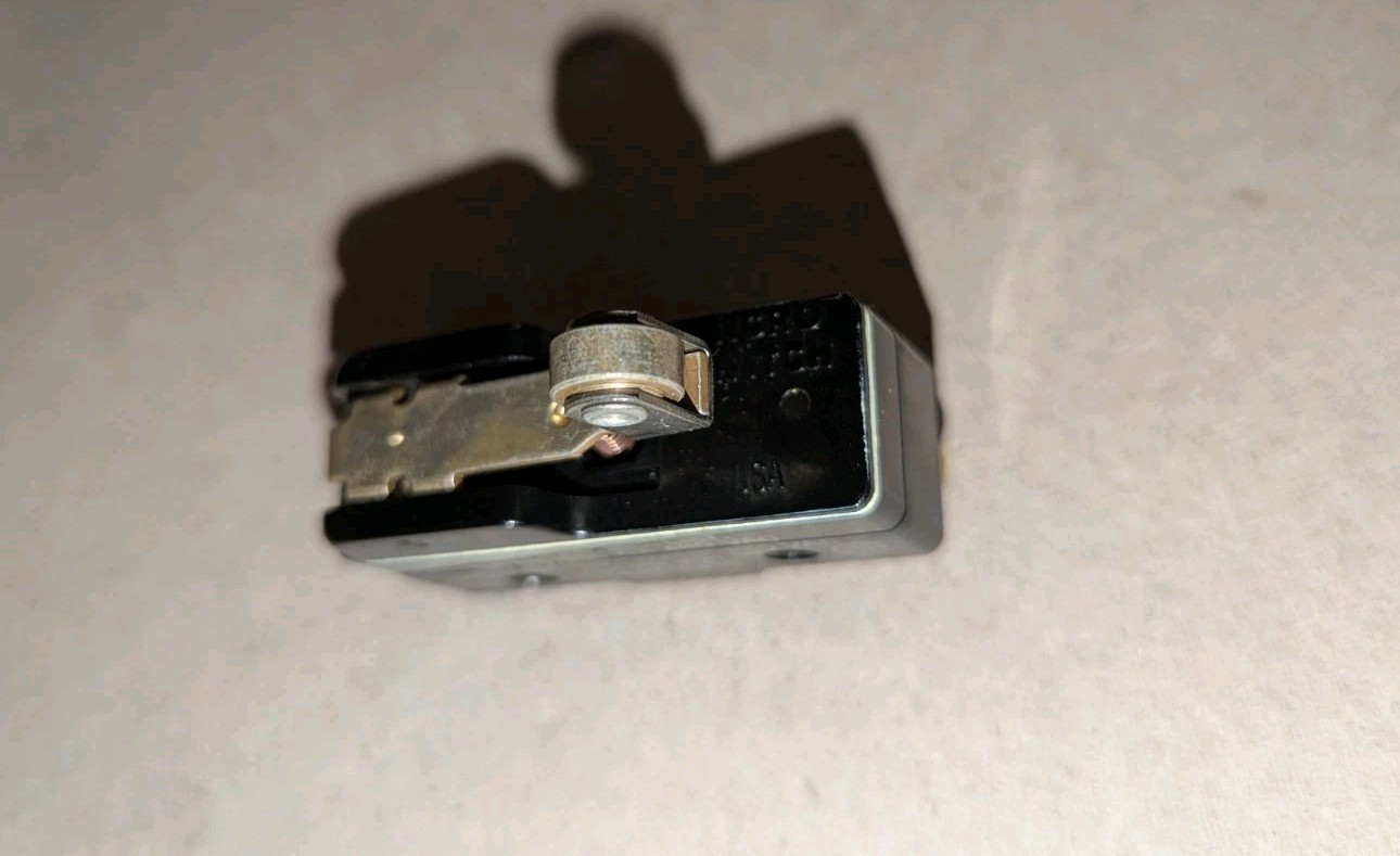 NEW GENUINE UND. LAB. L96, BZ-2RW82255-A2-S MICRO SWITCH 15A 125, 250 OR 480 VAC