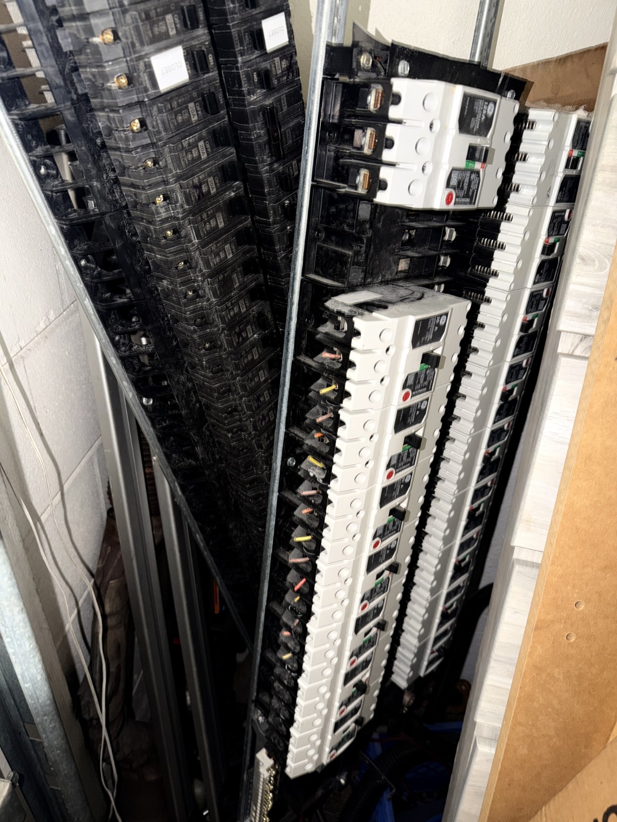 GE INDUSTRIAL A-SERIES II PANELBOARD SEE DESCRIPTION