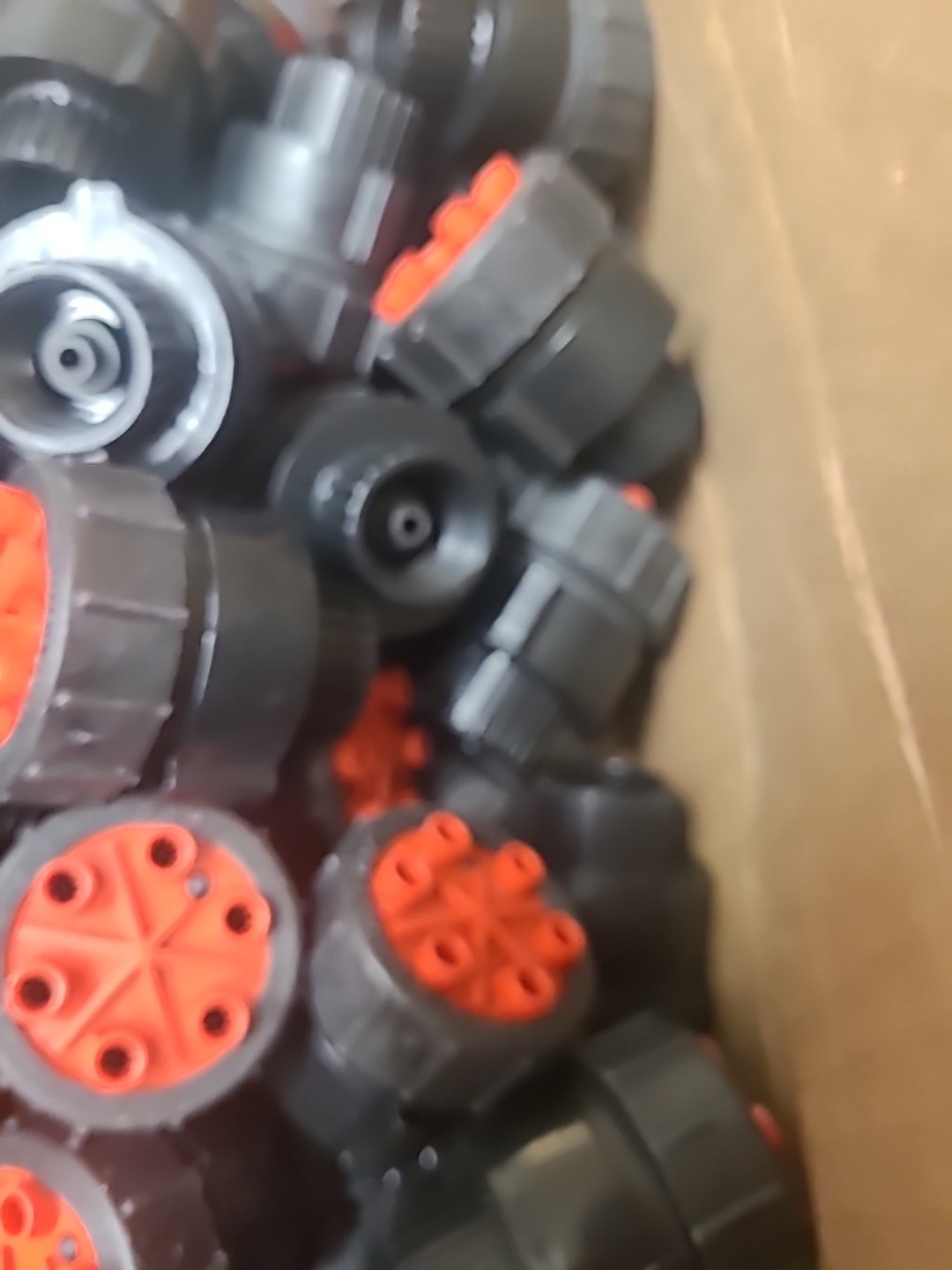 100 Pack Bowsmith 6 Outlet Emitter 2.0 GPH 1/2″ FIPT Inlet Red Cap 15 PSI