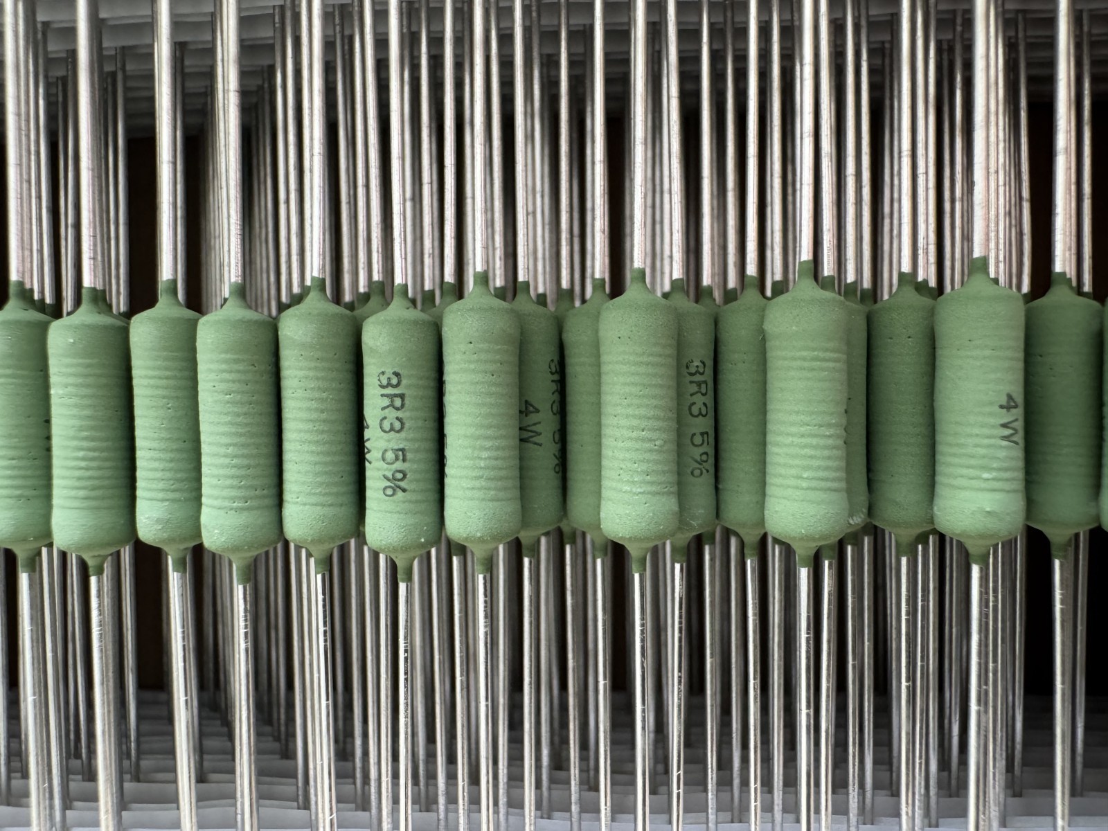 500 PCS AC04000003308JAC00 Vishay Metal Film Resistor 3.3 Ω 4W ±5% TCR ±50ppm