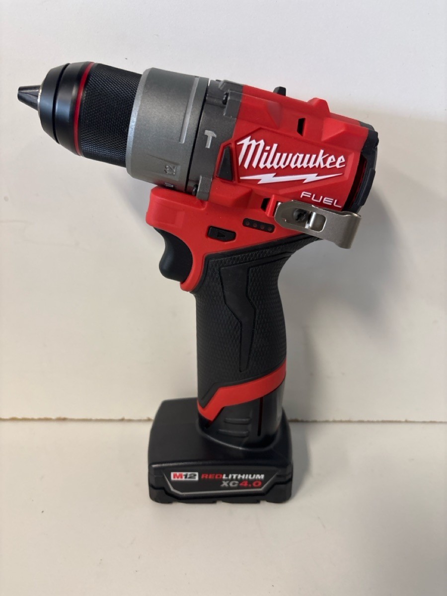 MILWAUKEE TOOLS 3404-20 1/2″ FUEL DRILL WITH XC4.0 BATTERY AND CHARG (P18027869)