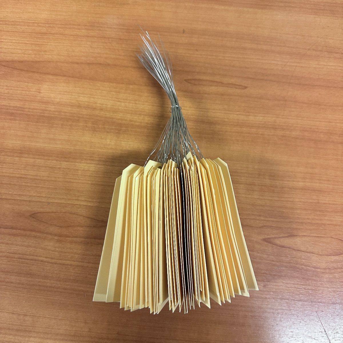 Manila Shipping Tags Pre-Wired 4.75″ x 2.375″ 13 Pt – Box of 900 Tags