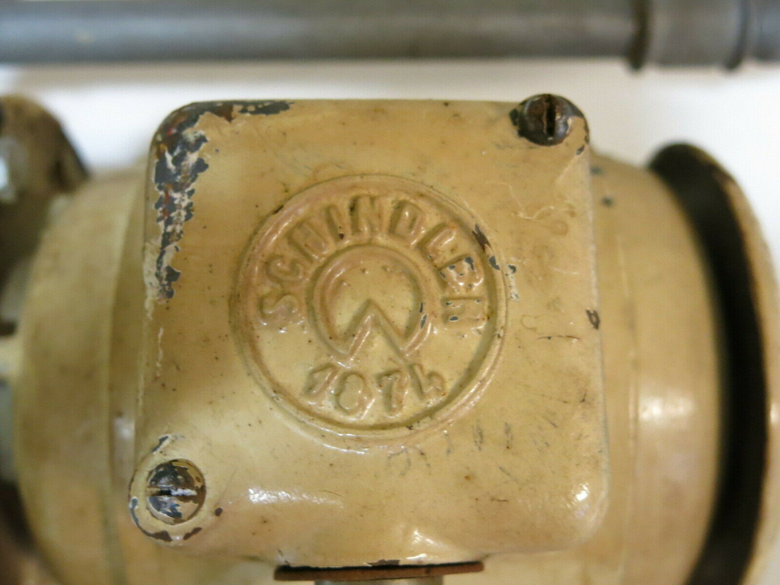 USED SCHINDLER 16″ TALL MOTOR / PUMP 146787 TYPE KDWFN, 220/380 V, 1.55/0.9 A