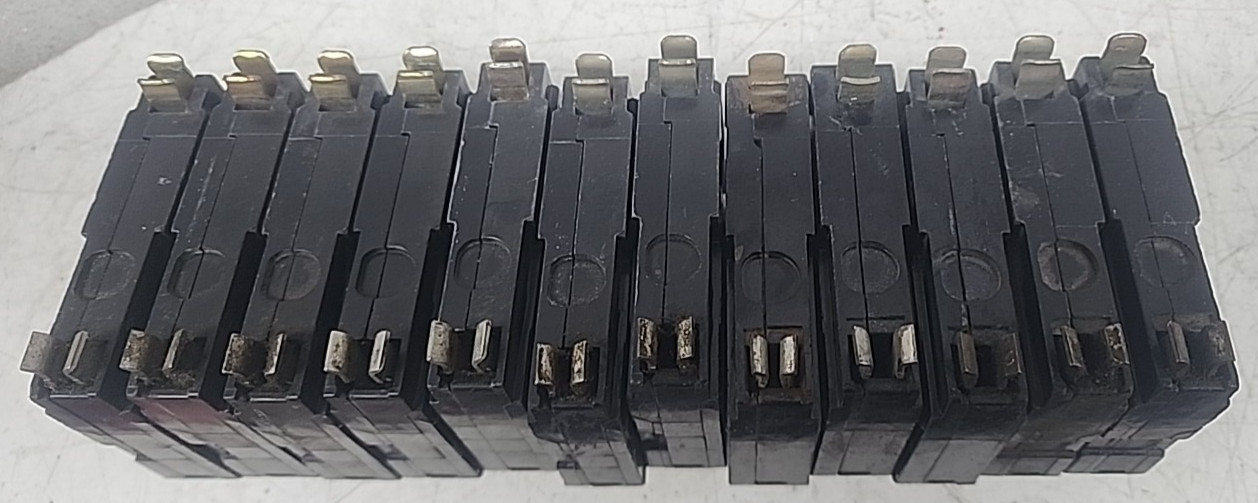🤠 12) SQUARE D 30 AMP CIRCUIT BREAKER 120/240 VAC 1 POLE QO130 LOT OF 12