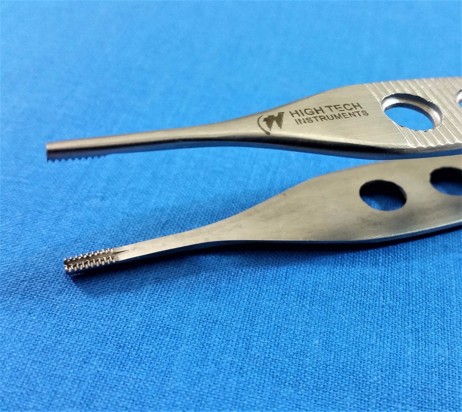 GOLD HANDLE O.R GRADE ADSON BROWN TISSUE FORCEPS 9X9T FENESTRATED HANDLE 4.75″