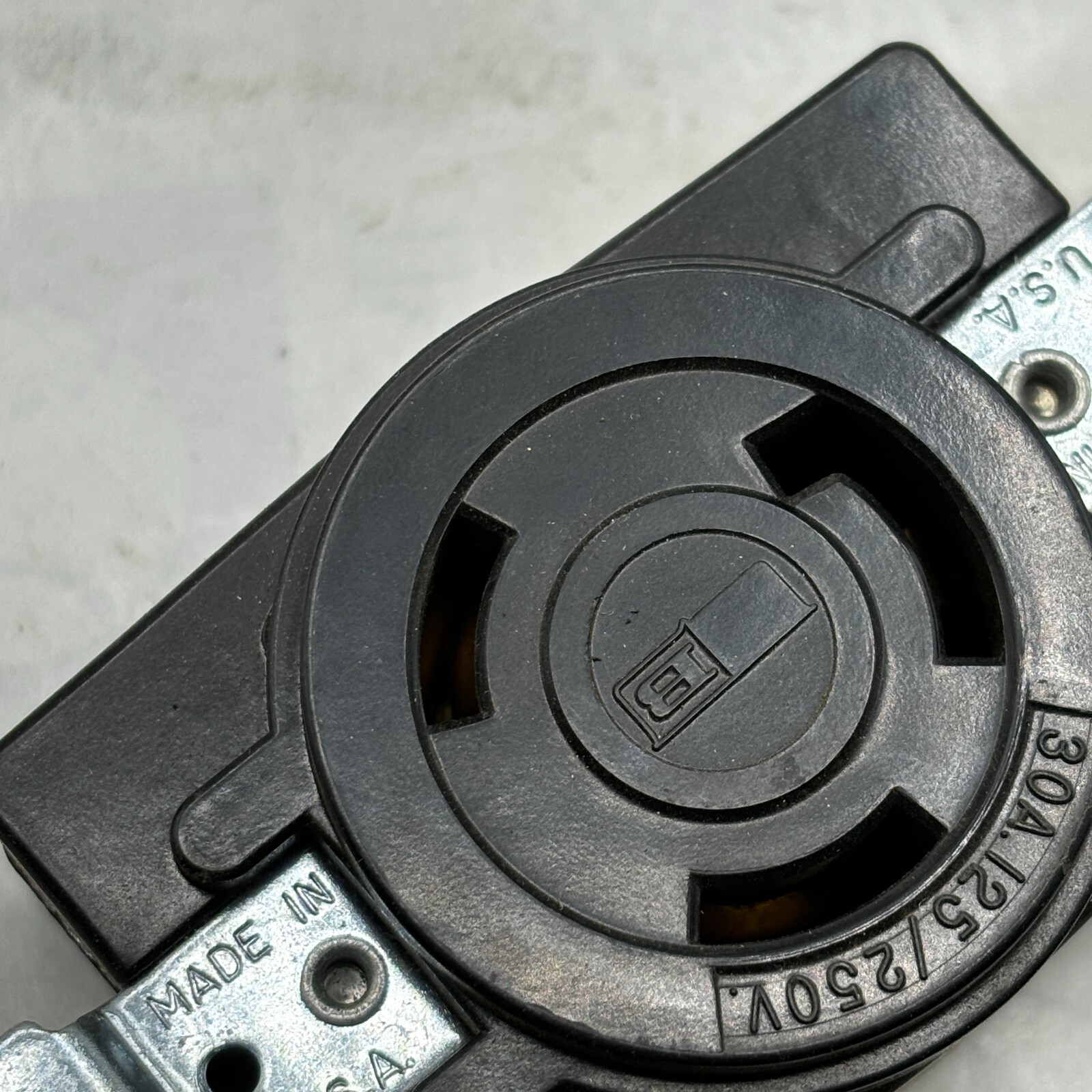 BRYANT 71030-FR BLACK WIRE LOCKING RECEPTACLE 3-POLE 3 WIRE 30A QTY:1 🎯