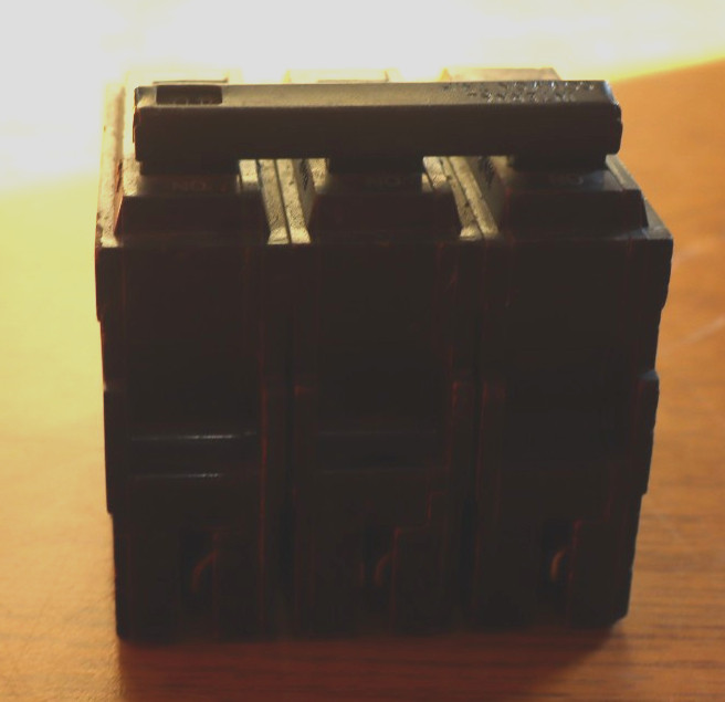 1 GE 40 Amps 120/240V 3 Pole Circuit Breakers LP-3897