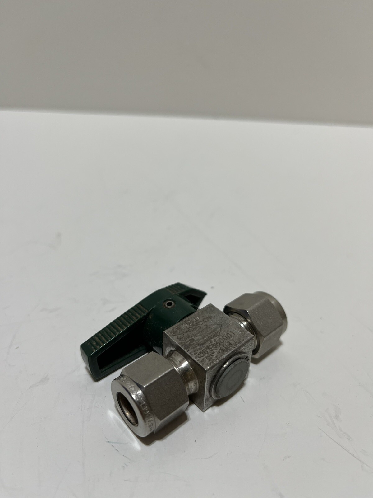SWAGELOK Stainless Steel SS-2P4T Quarter Turn Instrument Plug Valve 2W NEW