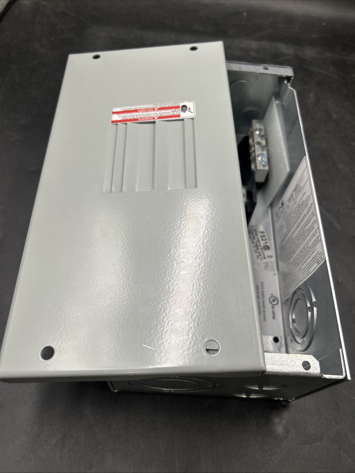 Eaton BR24L70FP 1-Wire Main Lug Load Center  120/240 Volt AC 70A NEMA 1