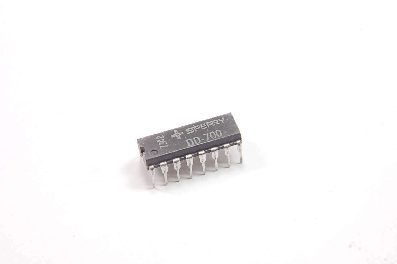 BECKMAN SPERRY RAND – DD700 – IC. Opto Display Driver with Decoder, 16 Pin DIP.