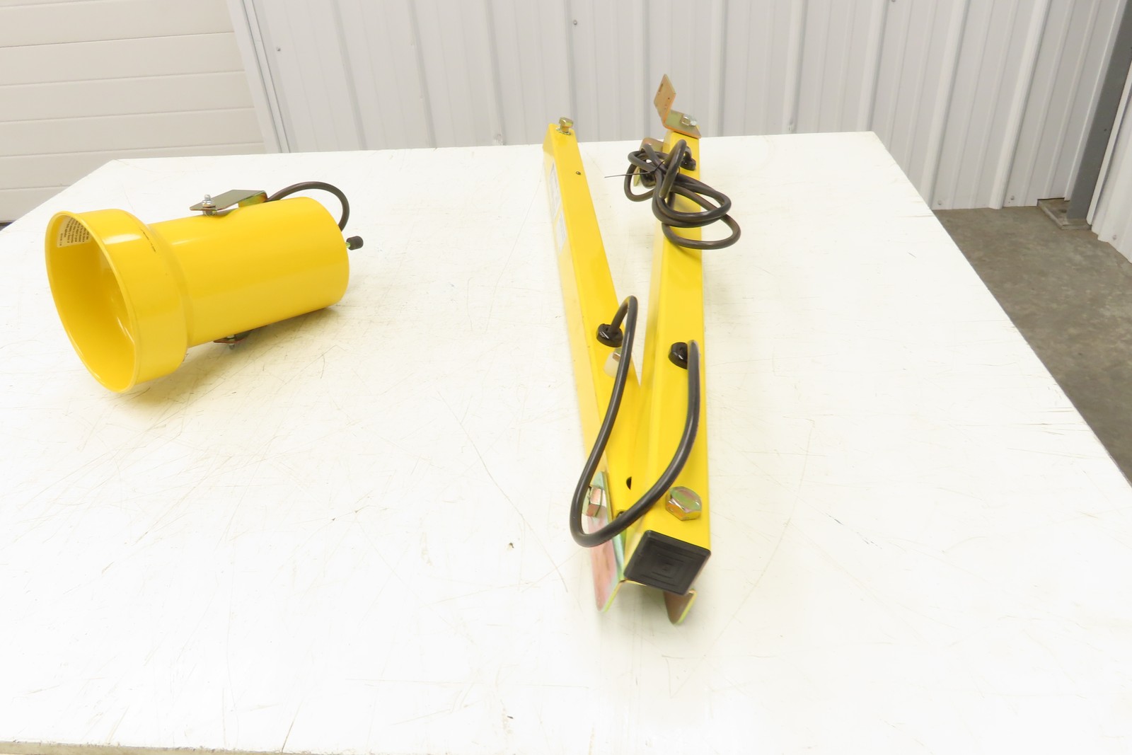 Mars SDL-60 Tri-Lite Dock Loading Light 60″ Reach Single arm