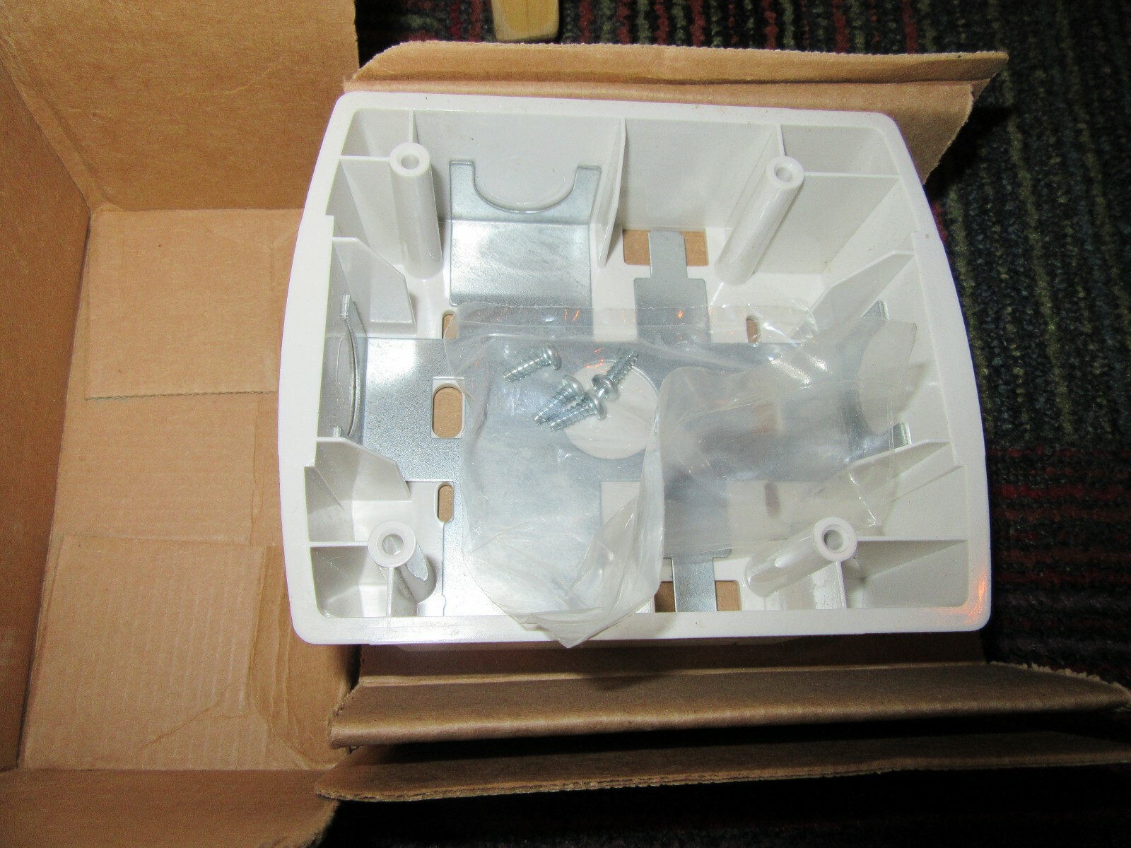 SYSTEM SENSOR WHITE WALL / SURFACE MOUNT BACK BOX SBBW, 5 KNOCKOUTS, NIB