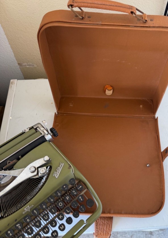 1957 Olympia Kolibri Portable Manual Typewriter – Green w/ Hard Case