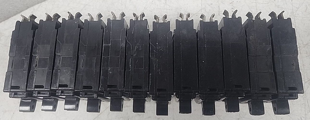 🤠 12) SQUARE D 30 AMP CIRCUIT BREAKER 120/240 VAC 1 POLE QO130 LOT OF 12