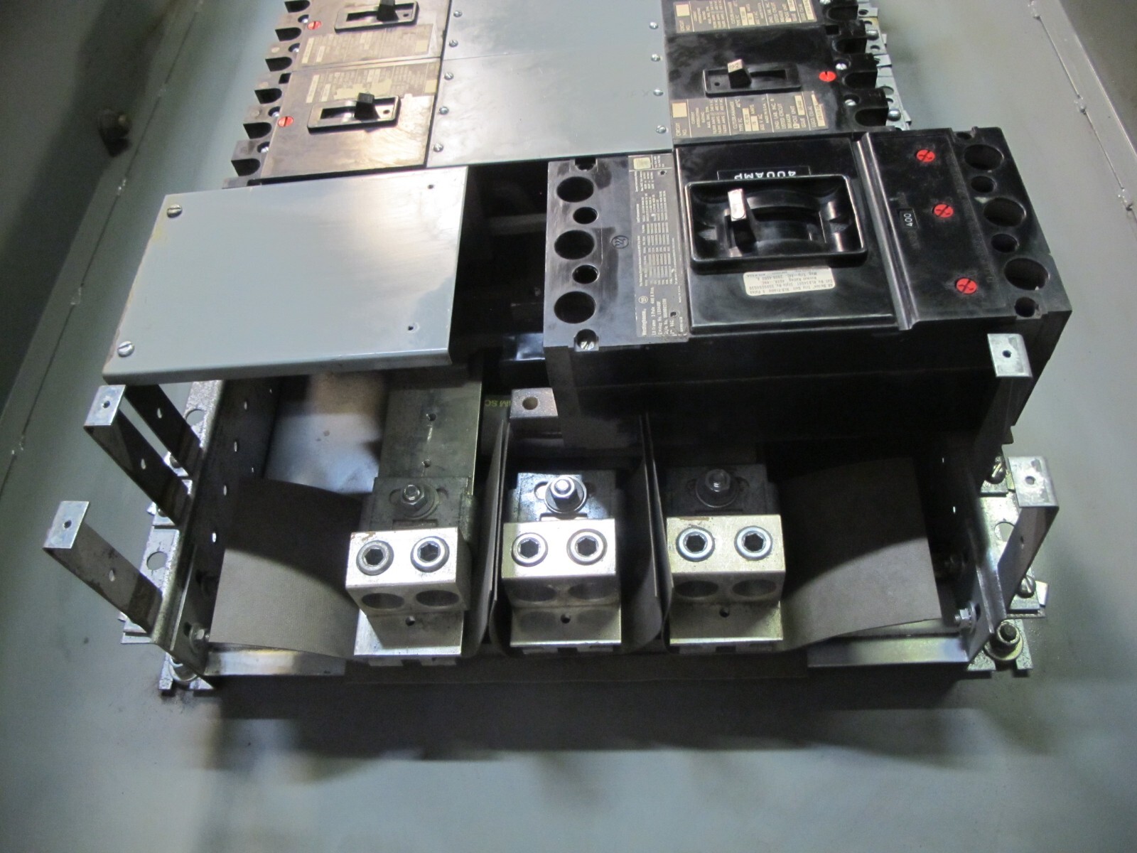 Cutler Hammer MP40 600 Amp Main Lug Breaker Panelboard 600V 3-PH 4W 600A Panel