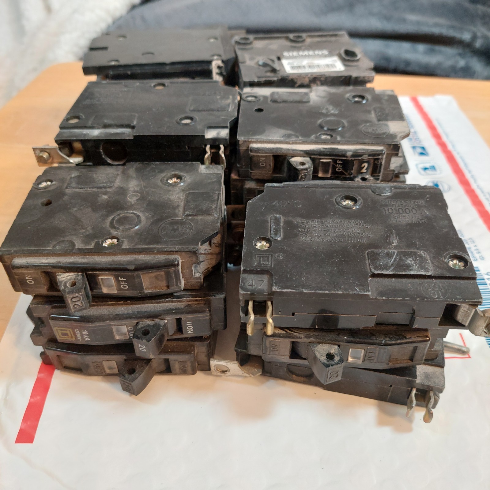 Circuit Breakers Lot 8.5lbs, 33 assorted Single Phase Breakers 20 – 40 Amp Lot