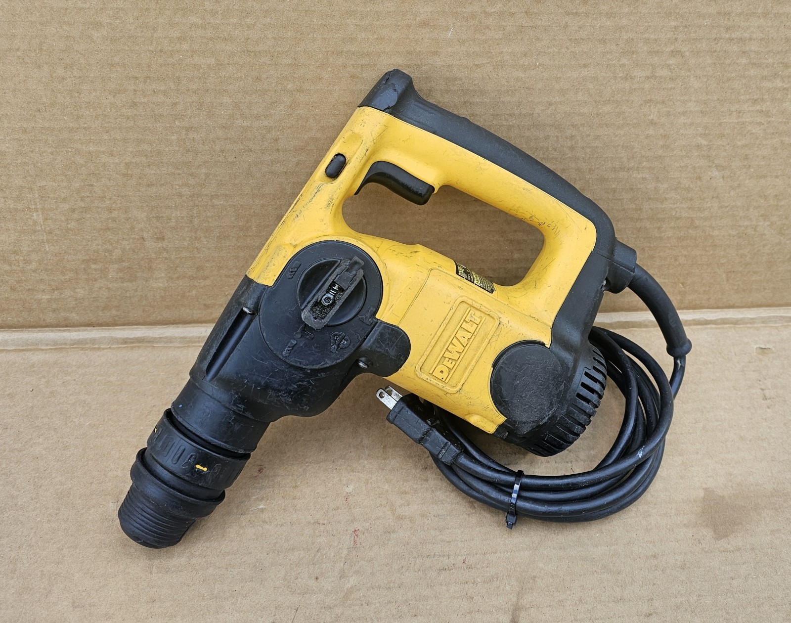 Dewalt D25304 Heavy-Duty 1 Inch L-Shape SDS Rotary Hammer Corded Drill